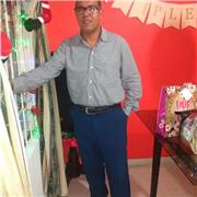 Docente del siglo XXII que mira hacia el futuro educativo